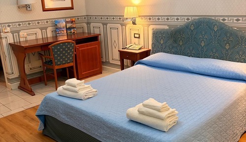 Comfort Room, 1 King Bed, Ensuite, Park View