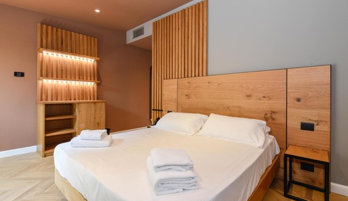 Superior Room, 1 Queen Bed, Patio, Garden View (Queen Superior with Patio Garden view)