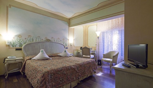 Family Suite, 1 Queen Bed with Sofa bed (4 people)
