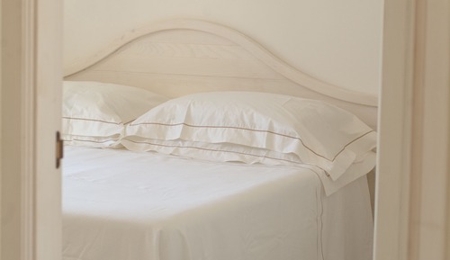 Deluxe Room (1 queen bed or 2 single beds)