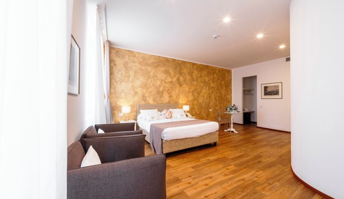 Junior Room, 1 Queen Bed