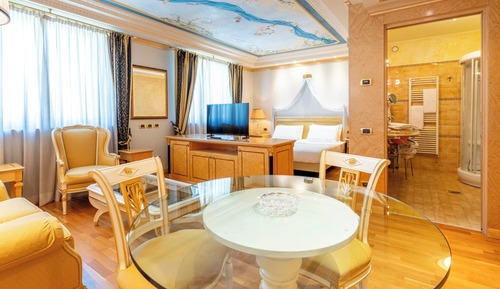 Luxury Suite