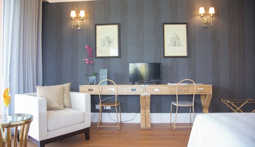 Suite, Lake View, Corner