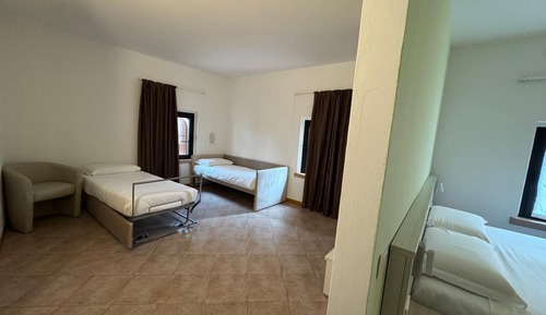 Room (5 people, dependance, no Lift)