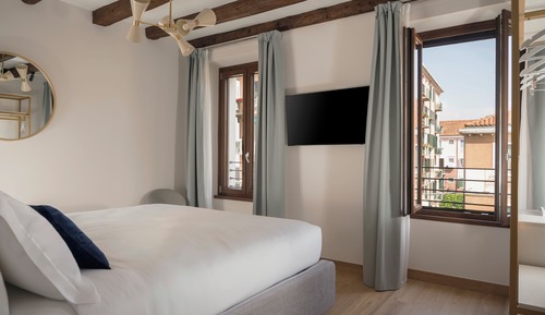 Classic Apartment, Canal View (D31)