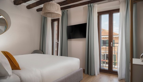 Superior Apartment, Canal View (C23)