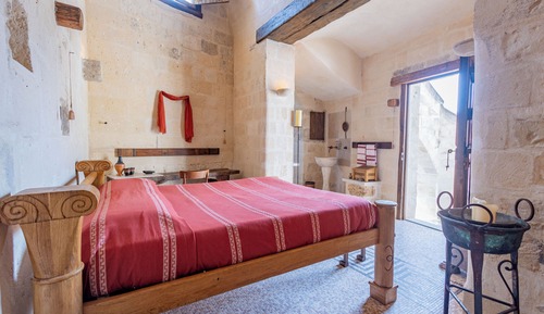 Magna Graecia Dwelling 16 - with view of the Sassi