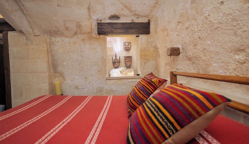 Magna Graecia Dwelling 11 - in a cave