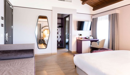 Superior Room, 1 King Bed, Non Smoking (with Single Sofabed)