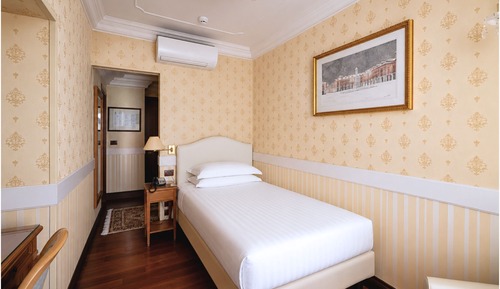 COMPACT ROOM