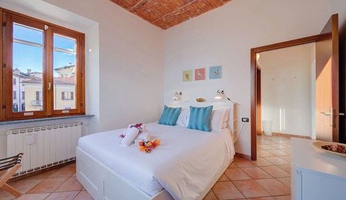 Honeymoon Apartment, 1 Bedroom, Balcony, Lakeside (Lago Magico Pied Dans L' Eau with)