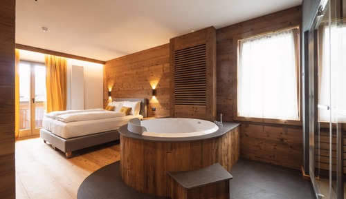 Spa Suite with jacuzzi and sauna