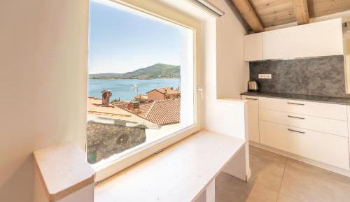 One-Bedroom Apartment with Lake View