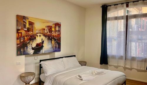 Deluxe One-Bedroom Apartment