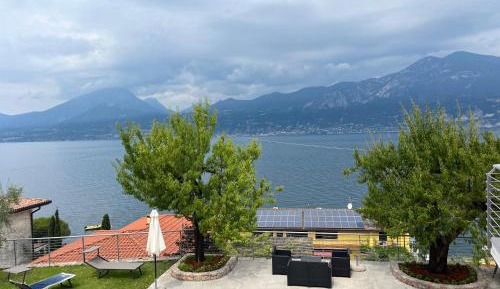 One-Bedroom Apartment with Lake View