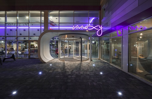 Somma Lombardo Hotel | Moxy Milan Malpensa Airport