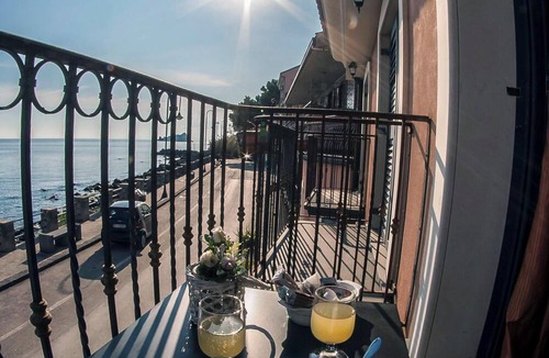 Capo Mulini House | Homerez - Spacious house and sea view - Acireale