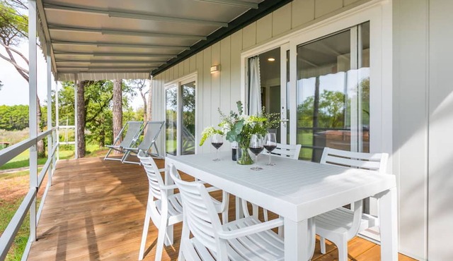 Nice apartment in villa for 6 guests with pool, A/C, WIFI, terrace, pets allowed and parking