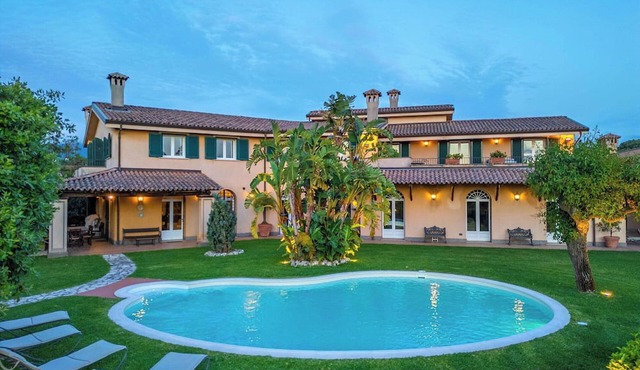 Stunning private villa with private pool, hot tub, WIFI, A/C, TV and patio, close to Gioia Tauro