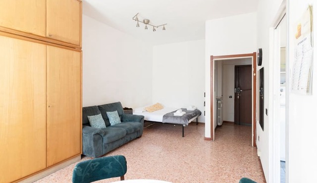 GuestHost - A comfortable 40 square meters apartment, perfect for two people, located on the third floor of a building with an elevator (NOT accessible to disabled guests).The property is located in the lively Corvetto neighborhood and is well connected