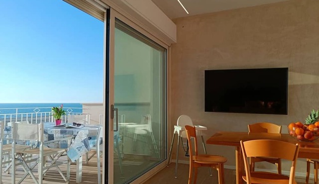 Elegant and modern seafront flat in Lido di Camaiore, located on the 4th floor with lift, perfect for a relaxing and comfortable holiday.The flat boasts a large terrace with sea view, equipped with an awning and dining table, ideal for enjoying panorami